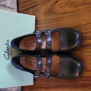 Clark's black dress pumps